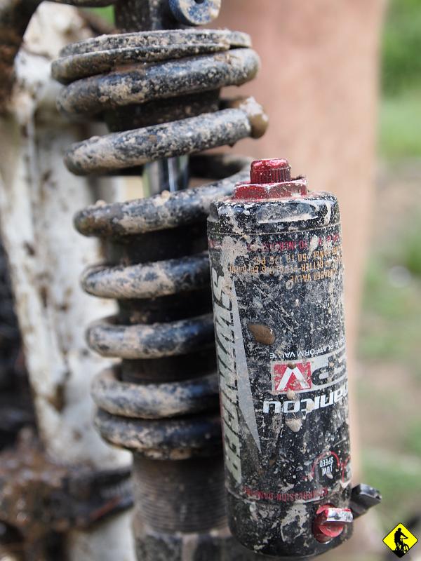 14.jpg - Wojtek w swoim Rumaku ma sprężynowy damper z milionem różnych pokręteł. By było śmieszniej każde z nich coś tam zmienia w pracy amorka. Dobrze, że mam podstawowego Foxa i jedno pokrętło :)