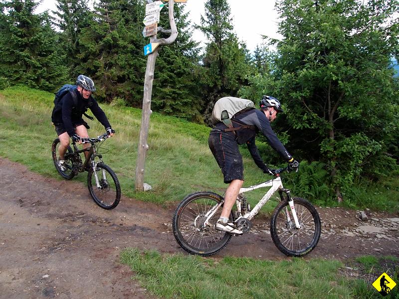 16.jpg - Zastanawiacie się dlaczego Dżony ma taką minę? Otóż nie wiedział, że Wojtek skręci w lewo! Potem wjechał jeszcze w krzaki, ale ta fota jest najfajniejsza ze wszystkich :) Na Zapolance rozdzielamy się i Tomek wraca do samochodu asfaltem. My natomiast kończymy wyprawę terenem. Szlak żółty odbijający z Rysianki i prowadzący do Ujsoł jest bardzo malowniczy i szybki. Potem skracamy jeszcze czarnym i Logujemy się w aucie tuż za Tomkiem.