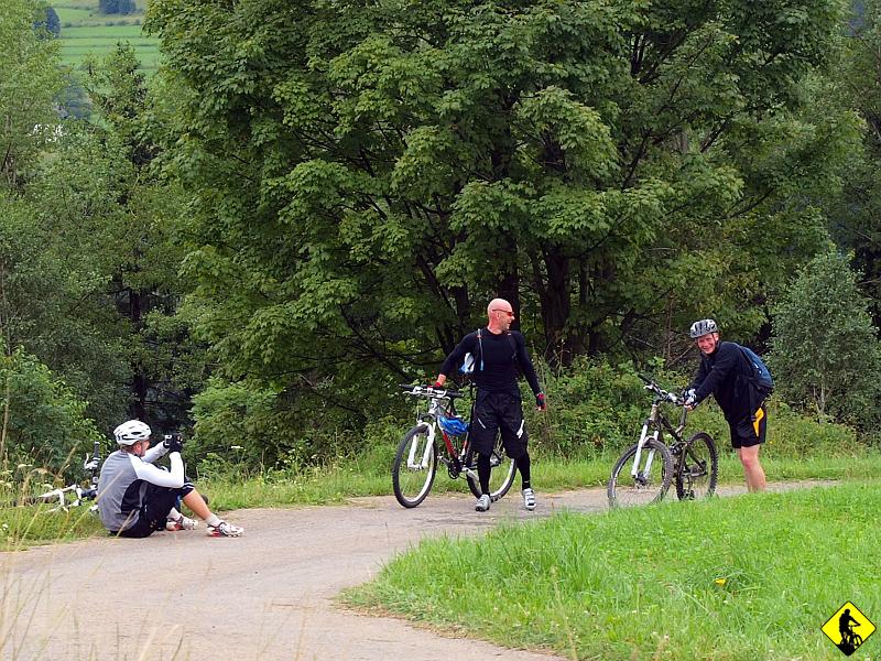 2.jpg - Myślałem, że do Ujsoł nie dojedziemy. Wygraliśmy jakąś dziwną drogę omijając S69. Sam nie wiem jak się to stało… bywa. W planie trasa dość łatwa, bo 30 kilometrowa na Rysiankę przez Krawcow Wierch. Dzisiejsza para zaczyna spokojnie.