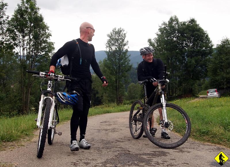 3.jpg - Tomek będzie musiał się zmierzyć z mokrym górskim terenem – absolutna odmiana dla Kampinoskiego Parku Narodowego :) Śmiechy nie mają końca… dobrze się prowadzi po asfalcie :)