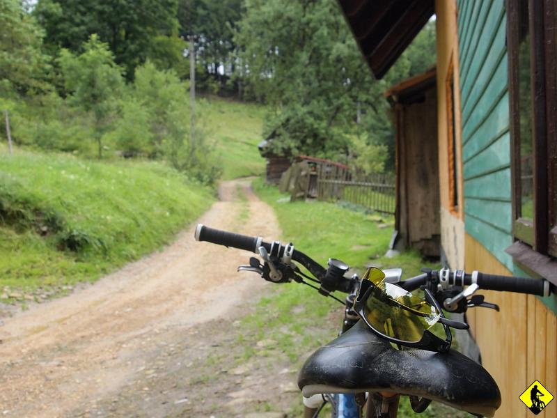 4.jpg - Wyruszyliśmy z Krk ok. godziny 7mej, a w teren udało nam wkręcić dopiero około godziny 11tej. Po znalezieniu się już poza prywatnym schroniskiem trasa jest w 100% do wjechania dla średnio zaawansowanego rowerzysty.