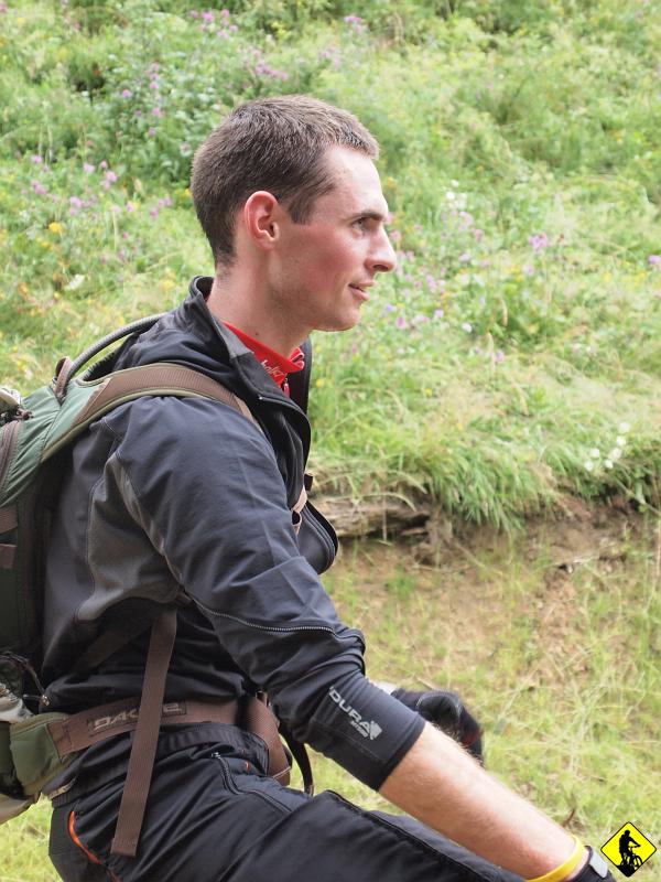 4a.jpg - Wojtek zaskoczył mnie swoim przygotowaniem kondycyjnym. Myślałem, że na swoim świniaku będzie dużo więcej prowadził. Godziny w siodle podczas testów dla Bikeboardu owocują i chłop daje radę ;)