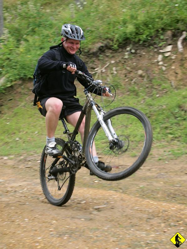 5.jpg - Dżony później też pokazywał jak się jeździ na przednim kole na nie zdążyłem wyciągnąć aparatu przed upadkiem….