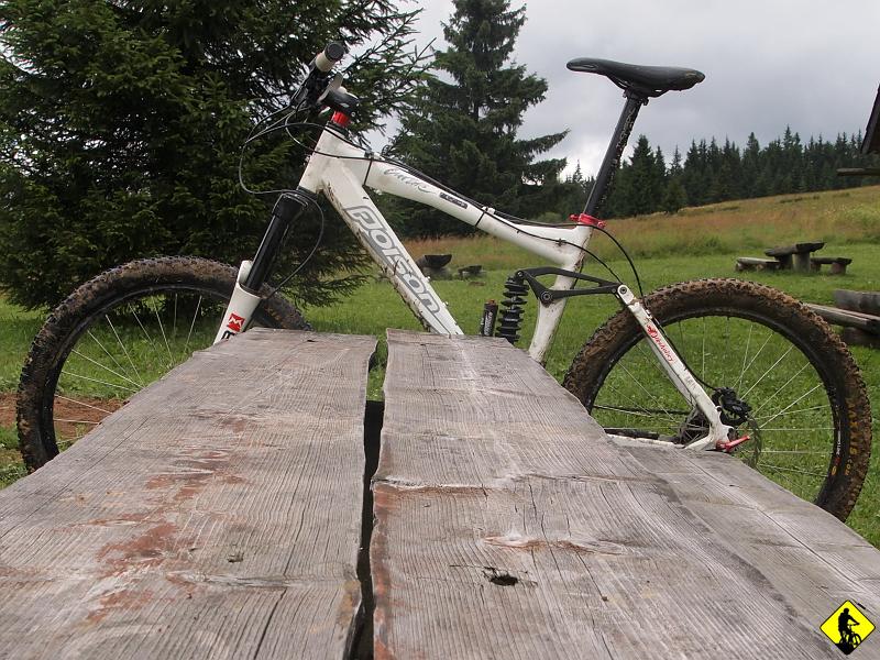 6.jpg - ...żarcik :) Pod schroniskiem robimy krótką przerwę na wchłonięcie domowych (przygotowanych przez Tomka) batoników wieloziarnistych. Pychota. Na zdjęciu wspomniana maszyna Wojtka. Taka sama rama Poison Curare, jaką ja miałem.