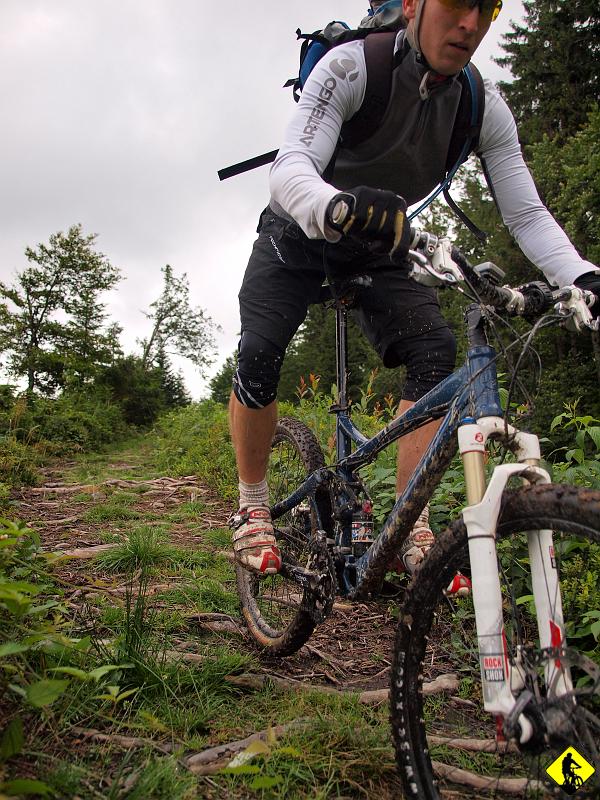 7.jpg - Jadąc drugi raz odcinkiem z Krawcowego Wierchu do Przełęczy Bory Orawskie stwierdzam, iż jest to najlepszy odcinek w Żywieckim jakim jechałem do tej pory.