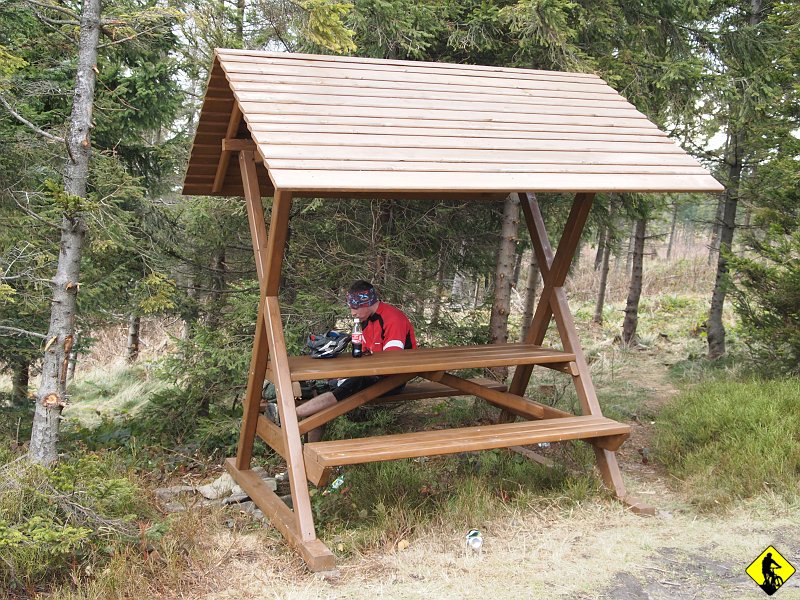 10.JPG - Tak czy inaczej podeszliśmy / podjechaliśmy jeszcze na kolejny szczyt – Łopień.Powiem tak: Na wycieczki z buta Wyspowy bardzo fajny. Blisko i dużo szczytów do zdobycia. Rowerem to trochę sado-maso wypad. Ale co zrobić jak dzień krótki, pogoda nie pewna i wszędzie już się było :) 