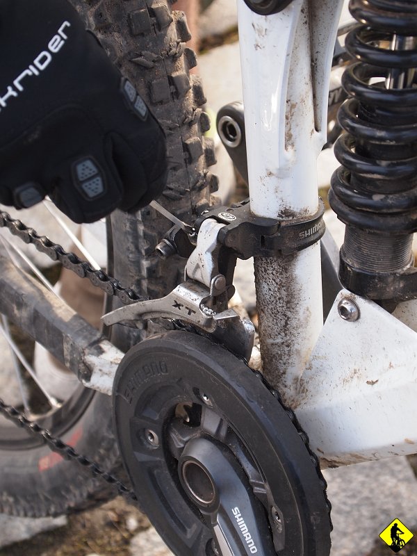 3.jpg - … i ustawiamy ręcznie przednią przerzutkę (w przypadku Wojtka :).  Możemy jechać. Narazie większa tarcza. W planie Mogielica – najwyższy szczyt Beskidu Wyspowego (1171 m n.p.m.). Później to się zobaczy.