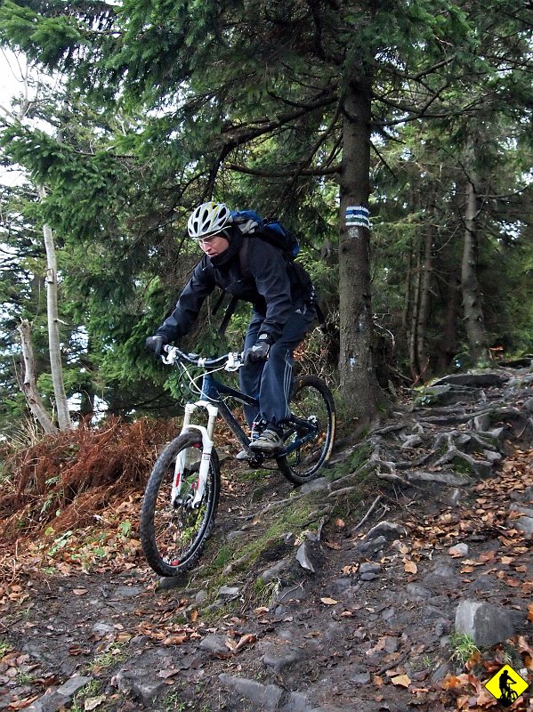 8.jpg - Ze szczytu zaczyna rozdział jak z innej bajki. Bardzo trudny (jak dla mnie) technicznie zjazd po śliskich kamieniach. Przyznam się, że kilka razy przytuliłem glinę. Jednak zaraz po tym wróciłem się, by powtórzyć to miejsce :) Uparta bestia :)