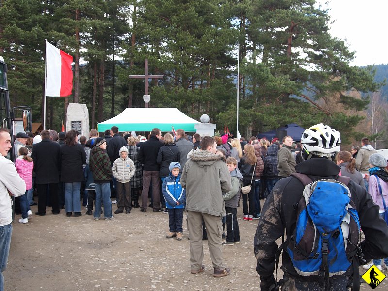 9.JPG - Na przełęczy Rydza-Śmigłego Msza w intencji niepodległości naszego Państwa. Jak widzisz noszę na sobie ślady tulenia matki ziemi. Nie wiem czy tym wzbudzamy zainteresowanie, czy samą obecnością rowerzystów w listopadzie :)