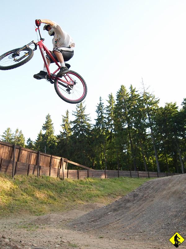 1.jpg - Maraton w głuszycy był szumnie zapowiadany jako wydarzenie sezonu w cyklu Golonki. Straszyli ilością przewyższeń, trudnością trasy, itd. itd. My zgodnie z karpacką strategią uderzamy dzień wcześniej na nocleg do Wałbrzycha. Po zakwaterowaniu się w akademiku jakiejś tam uczelni. Warunki takie sobie, kraty w oknach - było bezpiecznie :)Późnym popołudniem uderzamy do Szczawna Zdroju, by się trochę poszwędać. Przypominam sobie wtedy, że gdzieś czytałem o tamtejszym torze do 4x. 