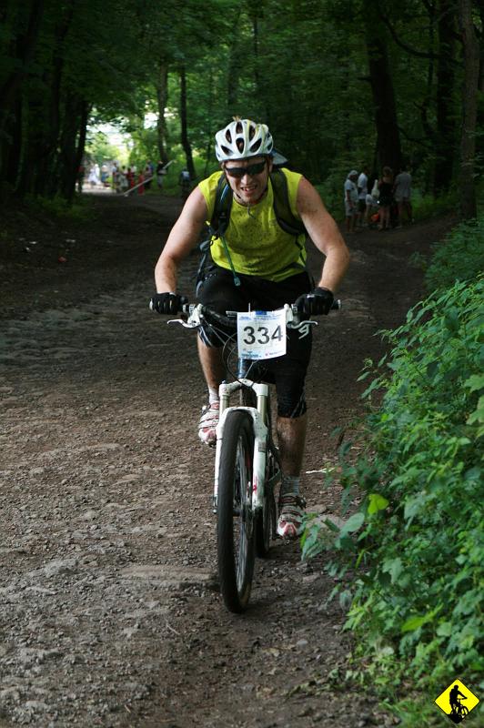 11.jpg - Tak wyglądałem tuż przed metą - CIERPIENIE. Reasumując nasze dokonania: Przyjechałem (w 5h i 1min) na metę 24min przed Piotrkiem, co nie prognozowało dobrze przed TC. To on miał targać biednego Starca na plecach przez setki kilometrów karpackich szlaków.