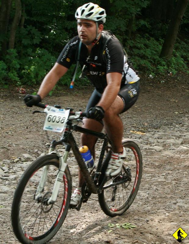 12.jpg - Dodatkowo znowu łydka nie dawała mu spokoju. Musimy się zastanowić nad porządną suplementacją (dozwoloną lub nie :), bo będzie kapa po całości. Mój "tim partner" wcale nie wyglądał lepiej na mecie. Teraz wyobraźcie sobie, że jeszcze przed nami 6 dni takiego samego ścignaia się jak dzisiaj...