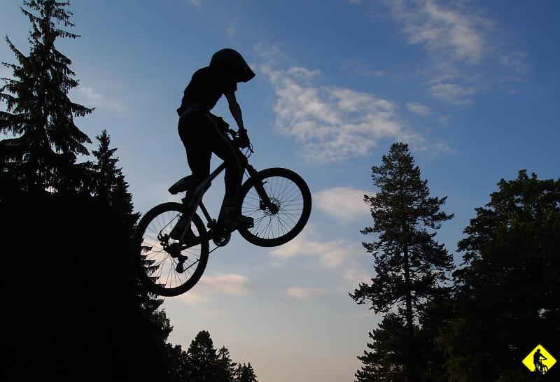 3.jpg - Trzeba przyznać, że bardzo fajnie to wygląda. Podobno to jeden z trudniejszych torów w EU. Spotkałem tam chłopaków (średnio 14lat), którzy na RST gila’ch i złamanych siodełkach skaczą takie rzeczy, że mi się worek chował do brzucha jak to widziałem. Jeden już zdążył zgubić zęba ( pokazał mi w rozbrajającym uśmiechu), reszta wylicza co mieli połamane. Pytam: Kto ma zbroję i pełny kask? Cisza… Posiedziałem z nimi, pogadałem chwile. Dobrze, w ten sposób spędzają wolny czas, przynajmniej nie wydają $ na piwo i papierosy (przynajmniej wszystkich $).