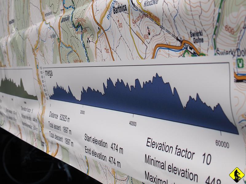 5.JPG - Mucha zdegradował się do dystansu mega, bo w Karpaczu łapały go ogromne kurcze jego stalowej łydy. Start i poszli… Pierwsza część trasy szybka, dość łatwa, dużo szutru, mało szybkich zjazdów. Jedyne co mnie drażniło to to, że jak zapier krzycząc: lewa, lewa, to wyzywali mnie od kretynów, pojebańców itp. W przypadku, gdy Ci sami super zawodnicy mijali mnie na pierwszych podjazdach krzycząc lewa, lewa, ja im grzecznie ustępowałem miejsca… gdzie tu szacunek. Co ja im poradzę, że są lamusami na zjazdach :) Przecież po to na ten zasrany maraton jechałem 300km!