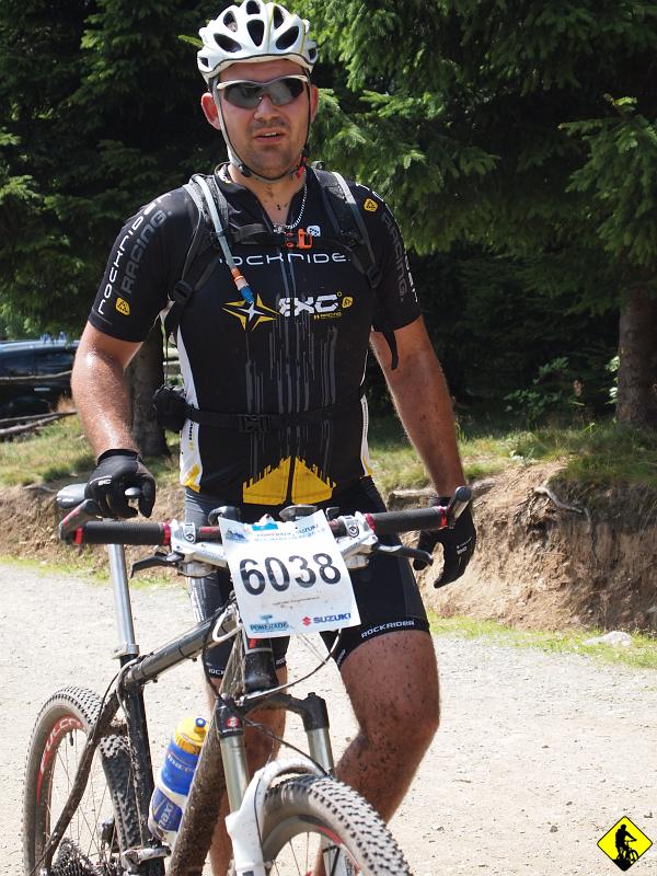 7.jpg - Później zaczynają się podjazdy na Wielką Sowę. Nie wiem ile razy i z której strony ją atakowaliśmy, ale to była istna rowerowa masakra. Zgubiłem gdzieś Piotrka i cisnąłem do 45km, gdzie był podjazd po płytach na szczyt (chyba już ostatni). Tam złapały mnie kurcze nóg...