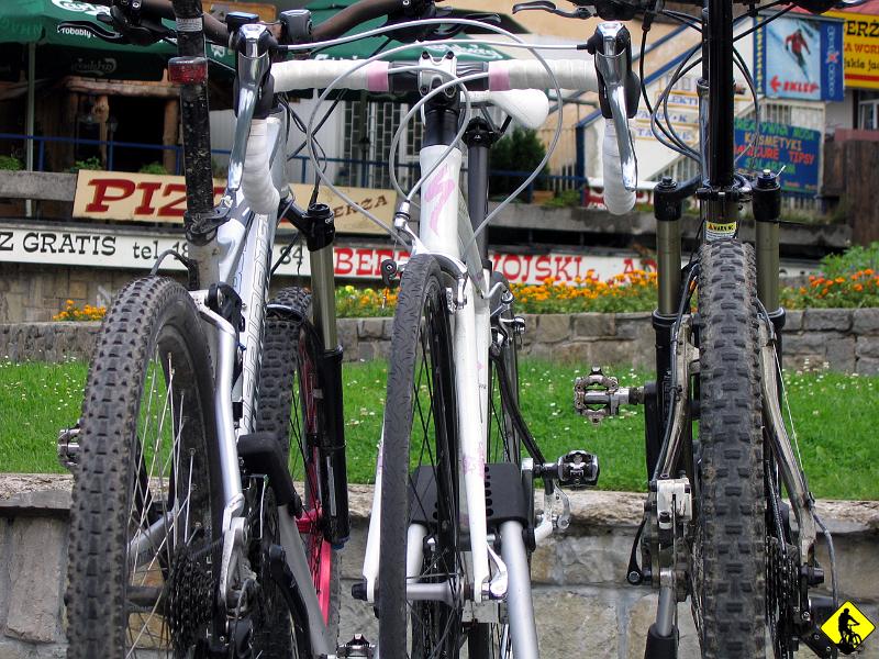 IMG_3557.jpg - Tak się złożyło, że w dzień w którym pojawiliśmy się w Krynicy, odbywała się jedna z edycji MTB maraton. Chwila przemyśleń i postanowiliśmy ruszyć „cyborg trasą”. Niech zdjęcie was nie zmyli, tak to jest szosa między dwoma full’ami :] Aga postanowiła się zabrać z nami i pyknąć coś na Słowacji.