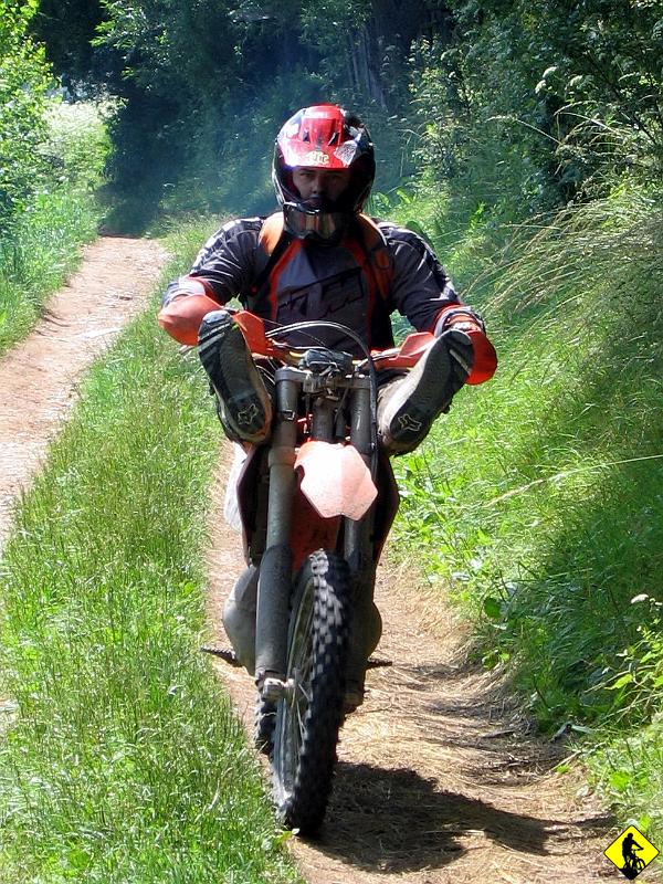 IMG_3566.jpg - Poszły konie… czy katy… czy cyborgi… czekamy na 3cim kilometrze. Strategię mamy prostą: Poczekać, aż się z początku stawki wystrzelają i wbić się w tłum, gdzie zawodnicy będą przypominać normalnych ludzi :)