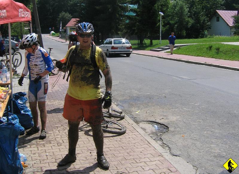 IMG_3602.jpg - Nie ma to jak bufet, poczęstowali nas arbuzem, a że jechaliśmy na szarym końcu chyba nikt nie miał pretensji. Dlaczego Jurek jest taki brudny? Ha! Dobre to było jak poleciał w bajoro błota na klatę. Nawet nie zdążyłem zapytać czy nic mu nie jest, bo ryj sam się zaczął spazmatycznie śmiać :]