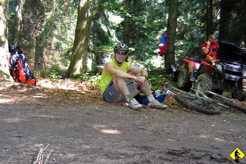 IMG_3612.jpg - Szczyt ostatniego podjazdu… tak mi się wydawało, tak mówili z GOPRu. Wydaje się, że źli ludzie kazali im kłamać. Jeszcze góra parkowa, dwa razy, bez sensu, chyba by kilometry bić.