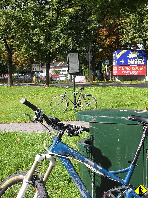 1.jpg - Dnia 03.09 roku pańskiego 2010 wybrałem się na objazd trasy maratonu, który odbył się w Krakowie kilka dni temu ( dokładnie to 28.08 ). Zaczynam jak każdy  twardziel ( wtedy ) z krakowskich błoń.