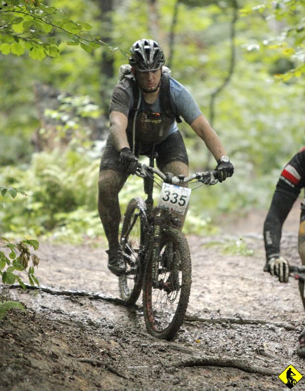 10.jpg - Podsumowując: Szacunek dla tych co odważyli się stanąć na starcie maratonu tego dnia. Ogromny respekt dla tych co go ukończyli. A za magików uznaje tych , co przejechali go bez gleby i mieli czym hamować na zjeździe z Sikornika przed wjazdem na błonia :)