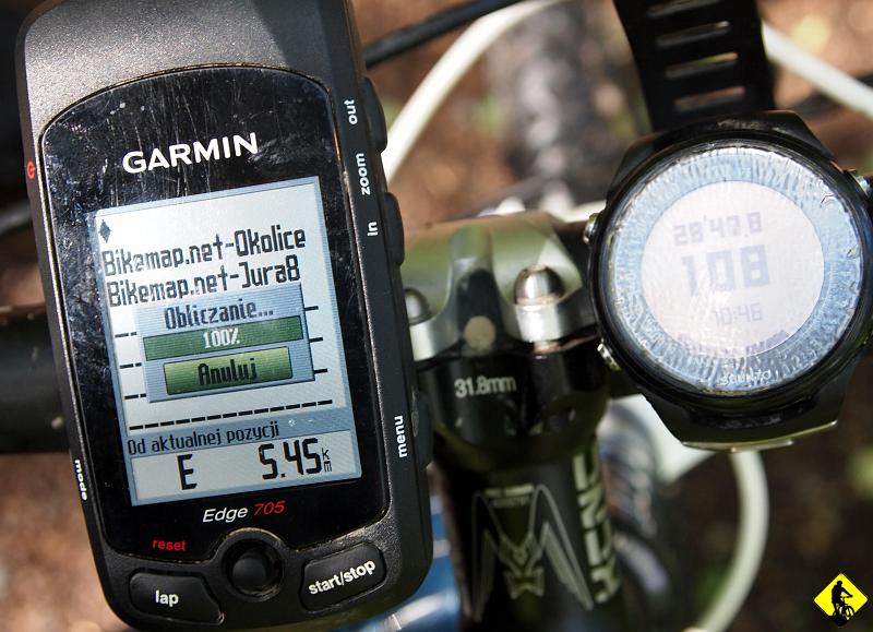 2.JPG - Ruszam z moim nowym kolegą – Garminem, który miał mnie bezbłędnie poprowadzić przez blisko 60km ( z tego co pamiętam ). Jak widać po 28 minutach od włączenia nadal myślał nad zapisanym śladem. Skończyło się na oznajmionym na wyświetlaczu błędzie i braku ostatnich 15km. Cóż, wracając przez lasek, będę improwizował mając papierową mapę w kieszeni.