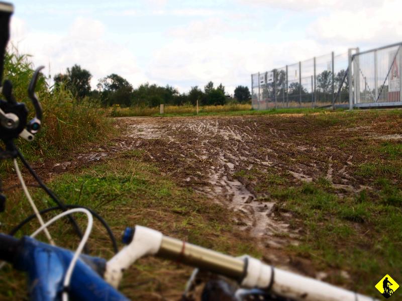 3.jpg - 28.08.2010r zapamiętał pewnie każdy uczestnik małopolskiej edycji mtbmarathon. Zapamiętał, bo napi$%#@$ło deszczem cały dzień przed startem i przez cały dzień, w którym odbywały się zawody. W Krakowie kończy się to ekstremalnymi warunkami na trasie. Glina jest niespotykanie śliska i w wielu miejscach koła toną w ściernej mieszance, którą ciężko mi sklasyfikować.