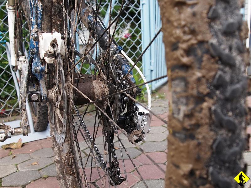 4.jpg - Za Kryspinowem na polnej drodze utopiłem tylne koło po oś! Widać to na zdjęciu. Przez kilka kilometrów towarzyszyło mi rozkoszne ścieranie klocków bez naciskania na klamkę :)Pierwszy bufet mam w Aleksandrowicach, gdzie pochłaniam batona. Muszę przyznać, że tym razem nie przygotowałem się pod względem żywieniowym, sądząc, że co chwilę będzie sklep. 