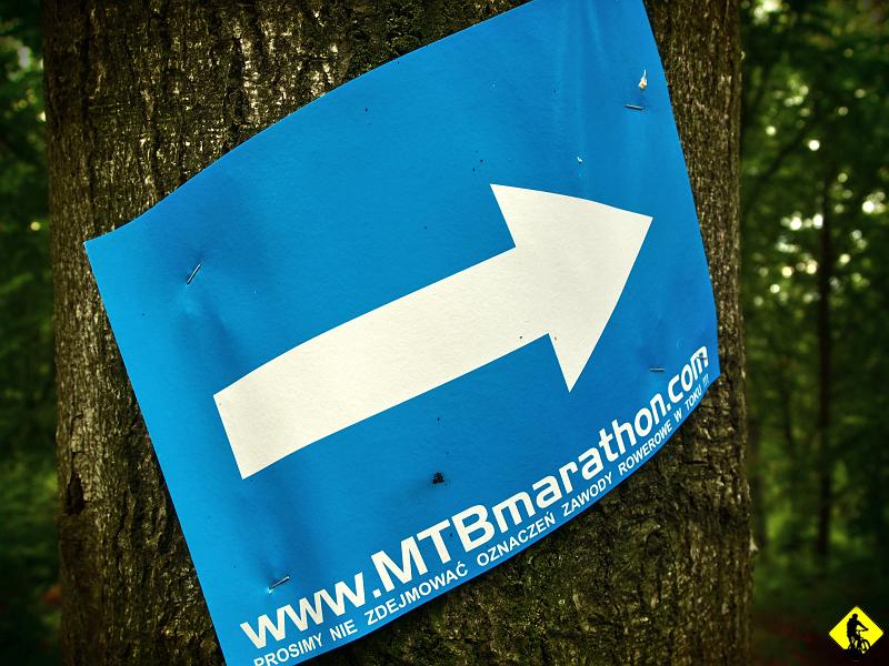 6.jpg - Na trasie pozostało raptem kilka takich znaków. Dobrze, że ktoś zostawił w Kleszczowie przed zjazdem czerwone wykrzykniki. Teraz przez tegoroczne opady ( i inne pewnie też ) większość podłoża stanowią wyślizgane wapienie. Chciałbym zobaczyć jakie sceny się tam rozgrywały podczas przejazdu (?) grupy maratonu. Dla mnie było tam cholernie ślisko.