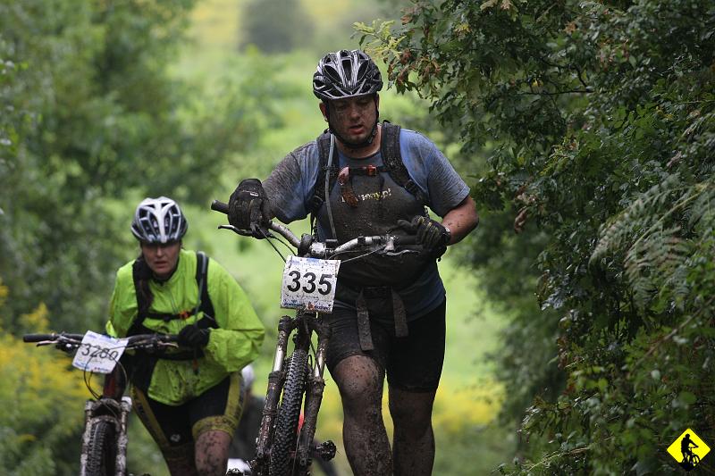 7.jpg - Jurek zapłacił wysoką cenę za wykazanie się nadzwyczajną wytrwałością. Dotarł do mety ze startymi klockami w hamulcach i przytartym pakietem. Rozważając czysto teoretycznie: Start - 50zł, a nowe części 150zł. Wydaje mi się, że w takich warunkach lepiej odpuścić sobie tą wątpliwą przyjemność ( stracić 50zł, a nie tracąc kolejnych 150zł ). Podobne warunki panowały na innej trasie rozgrywanej równolegle – w Wieluniu ( Eska ).