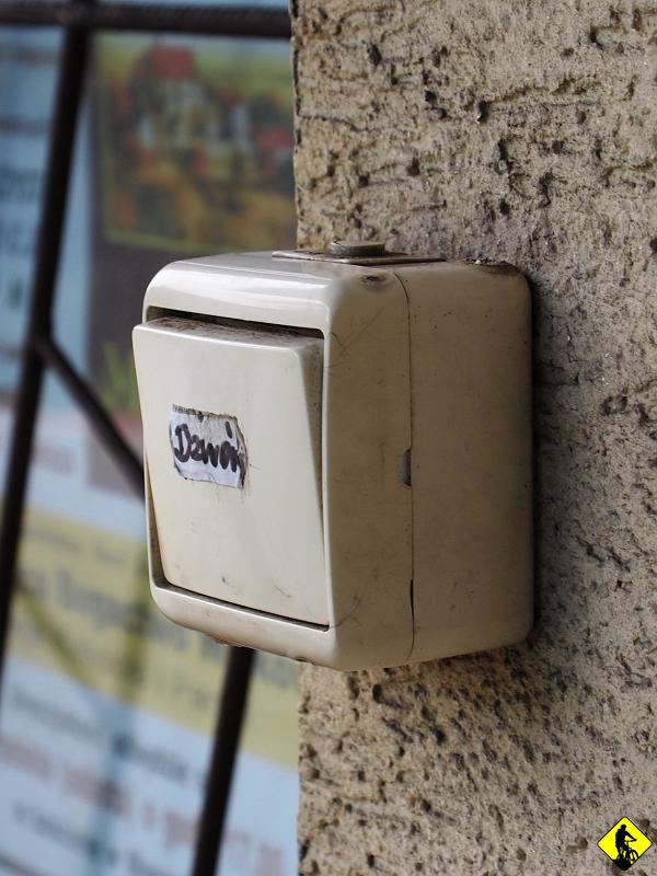 8.jpg - Na drugi bufet docieram kompletnie odcukrzony. Pierwszy raz trafiem na tzw. ścianę. Odcięcie napięcia. Pod śmiesznie mały podjazd w Baczynie musiałem prowadzić, bo nie miałem siły podjechać. Na dodatek wcześniej też skończyła mi się woda. Zachowałem się jak totalny lamus. Życie Óczy! Pani z „bufetu nr 2 w Chrosnej” przyszła po chwili i otworzyła dla mnie sklep. Usiadłem na małej ławeczce, wchłonąłem drożdżówkę z kefirem i pozwoliłem przez 15min, by pierwsze cukry wypełniły moje mm. Kupiłem też wodę ( lamus ).