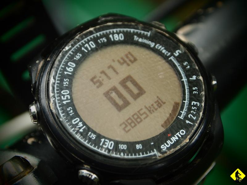 9.JPG - Trochę błądząc w lasku loguję się na błoniach po 5h11min. Moj pulsometr oszacował blisko 3000 spalonych kcal.