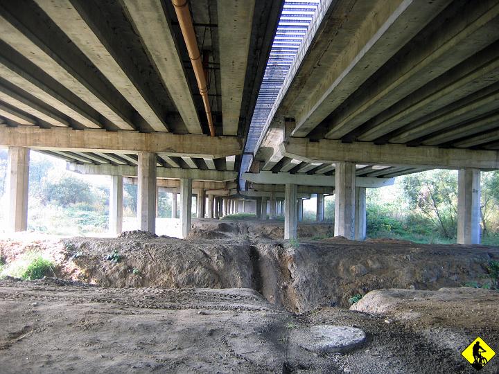 IMG_3040.jpg - Wydostać się z krakowskiej gminy tym szlakiem to istny labirynt z przesuwającymi się ścianami. Tu na focie wylądowałem pod A4 :/ Niestety po raz trzeci (i mam nadzieję, ostatni) jadę sam. Starałem się złapać kogoś, ale ostatnio coś złego się z ludźmi dzieje... przykre, ale życiowe.