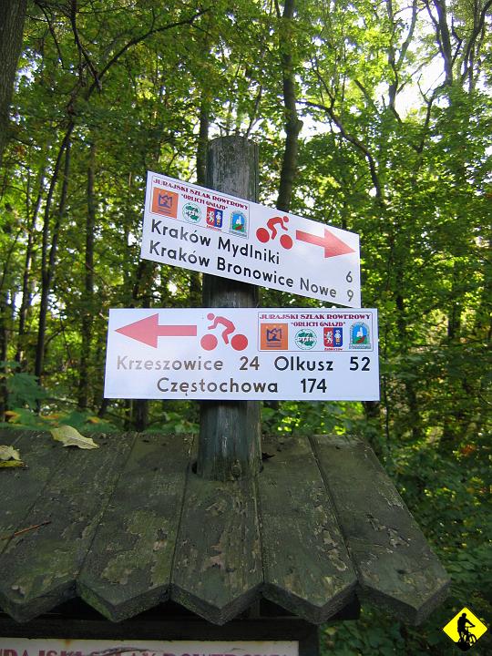 IMG_3053.jpg - Z domu ruszyłem o 10tej. Wjeżdżając w Las Zabierzowski była godzina 11:23. Pomyślałem, że może uda mi się dojechać do Olkusza szlakiem. 52km niby mało, ale kręcąc się w gąszczu leśnych ścieżek nie wyglądało to na tak mało. Zwłaszcza, gdy gadasz do siebie :)