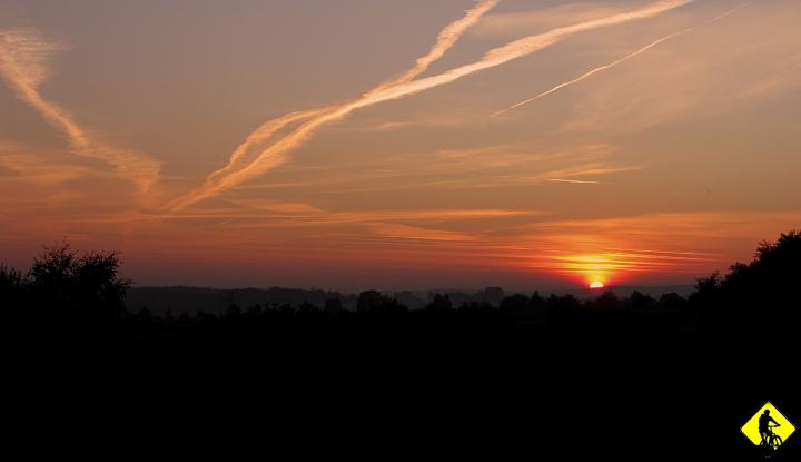 IMG_3123.jpg - Przy ostatnich promieniach słońca, toczę się Szlakim Orlich Gniazd, tym razem pieszym do Krakowa, a że wspomniany przebiega obok domu, to o 18.00 kończy się wycieczka. Dla statystyków: 4354 kcal, Avs 19.59km/h, 5:57godz jazdy, 116.6 km, Suunto Training effect 3.9. PoZdRo.