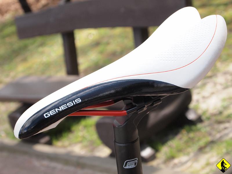 2.JPG - Pan tester wydymał pod Zooooo na rowerze Intersportu marki (jak to śmiesznie brzmi) Genesis. Jego test będzie w Bb jakoś niedługo. Ciekawie przedstawia się porównanie go z i Rockriderem 8.1 (marka Decathlon :), pisząc prościej RR miażdży konkurencję!