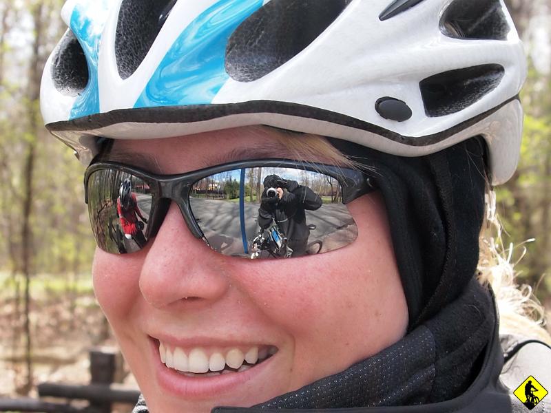 3.jpg - Aga wkracza w nowy sezon bez zmian, jej rower jest wystarczająco fajny :) W okularze :) widać ( może trochę niewyraźnie :) mój bolid na 2011 rok :) Ruszamy, najpierw w dół, przecież nie po to dymamy pod górę, żeby sobie pogadać o nowościach na ten rok :)