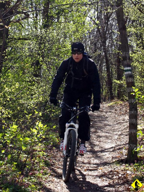 4.jpg - Zjazd niebieskim i na zielony do Sikornika. Zakładam świeżutkie buty NorthWave. Poprzednie rozleciały się po TC. Zecydowanie nie polecam tych butów. A miałem najwyższy Carbonowy model! Bardzo delikatne. Litwin powiedziałby: „niehardkorowe” :)
