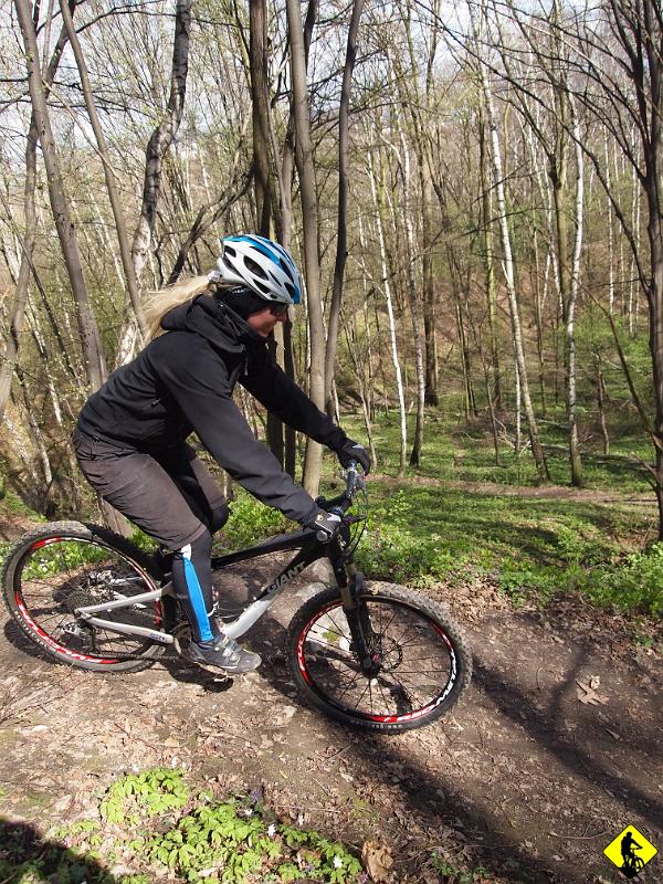 6.jpg - Zjazd zielonym z Sikornika, uwielbiany przez Agę, mi pozwala się zapoznać z możliwościami nowej ramy. Początek jest dość niepewny, może to przez to, że minął kawał czasu od ostatniej jazdy w terenie.