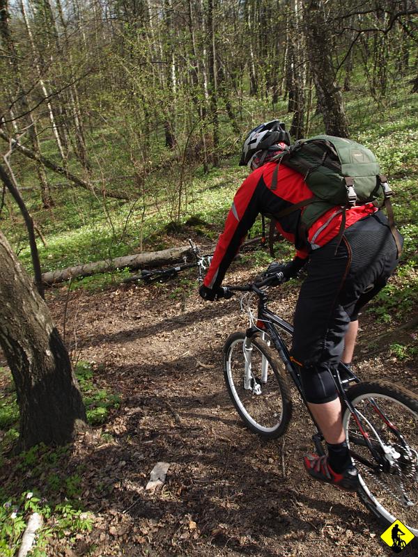 7.jpg - Pierwsze wrażenia są następujące: pod górę przednie koło mniej myszkuje, w dół bez zmian – ogień. Jakby nie było to przeskok z roku 2005 do 2010. Rower teraz waży (bez licznika i jednej owijki gripa) 12,9kg. Wojtek mówi, że to dobry wynik jak na skok 150/150.