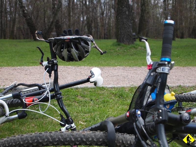 8.JPG - My tu gadu-gadu, a już czas na mały popas pod kopcem Pana P. Jak na porządną niedzielną wycieczkę do lasku Wojtek zabiera ciasteczka i nimi się właśnie raczymy :)