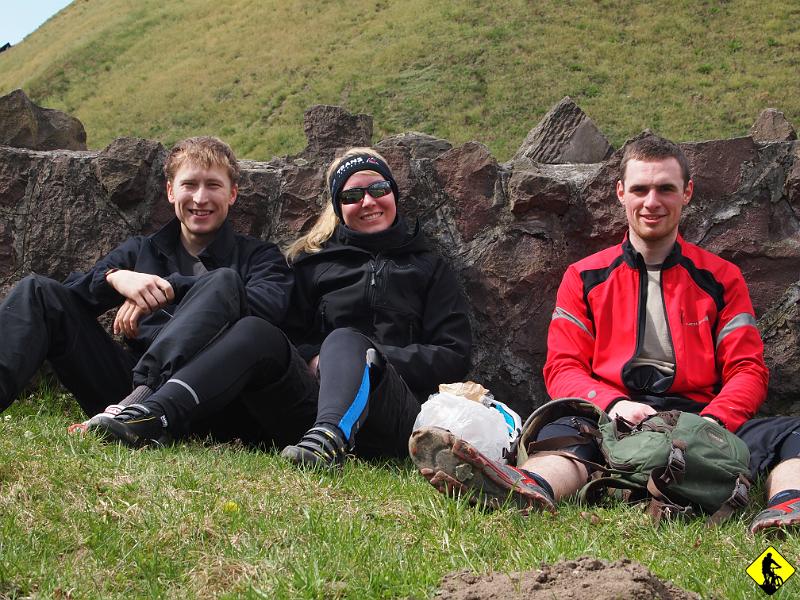 9.JPG - Pod kopcem spotykamy tłumy rowerzystów. Coś pięknego!