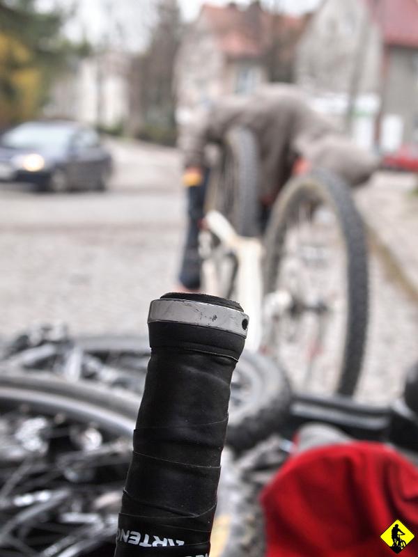 1.jpg - Tuchów. Miejscowość położona ok. 20km pod Tarnowem. Stąd ruszamy na podbój pasma Brzanki, część Pogórza Ciężkowicko- Rożnowskiego. Niestety trasy terenem nie udało się zamknąć w pętlę i połowę drogi będziemy pokonywać asfaltem. To taka wprawka przed wjazdem w teren, który ma być w sam raz na pierwszy wypadzik poza Kraków.