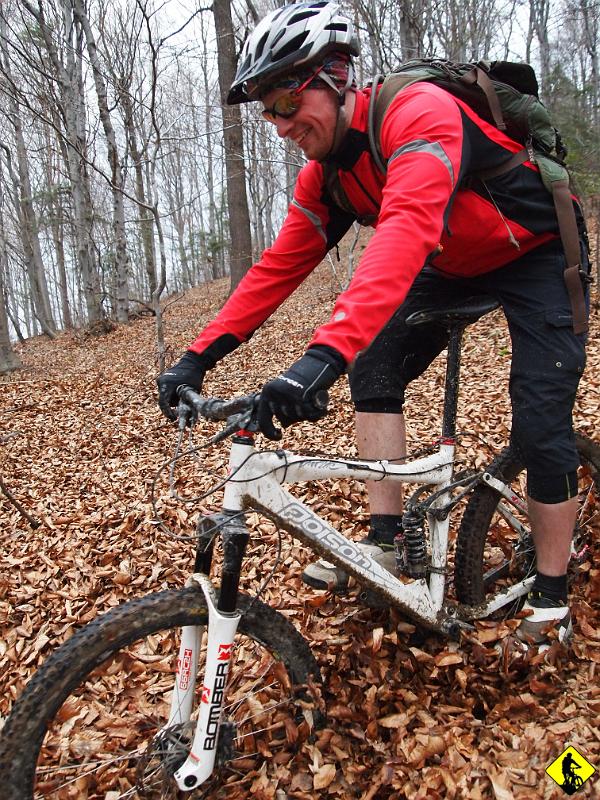 12.jpg - Wojtek jeszcze na Poisonie, ale coś jest na rzeczy i może wkrótce pojawi się na czymś lżejszym. Na oku ma m.in. Gianta Reigna – jedną z lepszych konstrukcji ostatnich lat. Ale zaraz zaraz! Przecież ja na takiej się bujam :) Jak mogłem to przeoczyć :) (a w nawiasie napiszę, że ten sprężynowy Marzocchi Bomber działa bardzo fajnie! Ciekawe czy ze względu na wagę -3kg- na niego też przyjdzie pora).