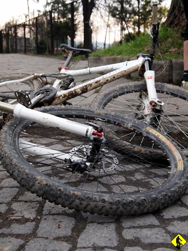 13.jpg - Pod pełzaczem logujemy się o 15.45, czyli po 6h od startu. W lasku i teraz testowałem hamulce Hayes Stroker Gram (tarcze 180/160mm). Test wypadł bardzo słabo, zwłaszcza jeśli chodzi o zestaw na przód. Agi juicy7 jest o wiele mocniejszy. Jestem drugi raz z Hayesa niezadowolony. Jak ktoś szuka hamulca rekreacyjnego to spoko. A tak poza tym to: Nie polecam! Nie kupujcie! Szkoda kasy!