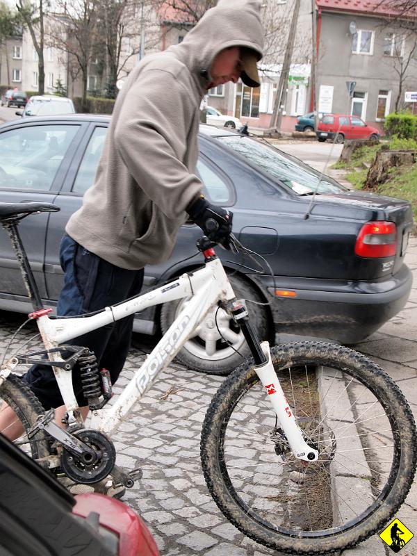 2.jpg - Gdyby nie to, że było ok. 5stC, to powiedziałbym, że szykuje się całkiem przyjemny dzień. Ubieram zimowy zestaw: ciepłe skarpety + neopreny + zimowe rękawice b’twin + czapka adidas clima warm + czapka z wind stopem b’twin + dresy :) Wojtek jest twardszy ode mnie lub nie ma dresów i rusza w krótkich spodenkach :)