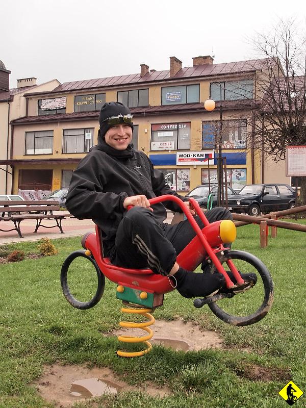 3.jpg - Pierwszy przystanek robimy w Ryglicach na zakup prowiantu na resztę drogi. Część od razu ładujemy w kichę, co by się lepiej jechało :) Na niby rynku odbywa się handlowanie wszystkim. Na stoisku z ubraniami widziałem kieckę na niedzielny wypad do kościoła wiszącą zaraz obok różowego dresiku z zamszu :) Podstawa biznesu to dotrzeć do jak najszerszej ilości klientów!