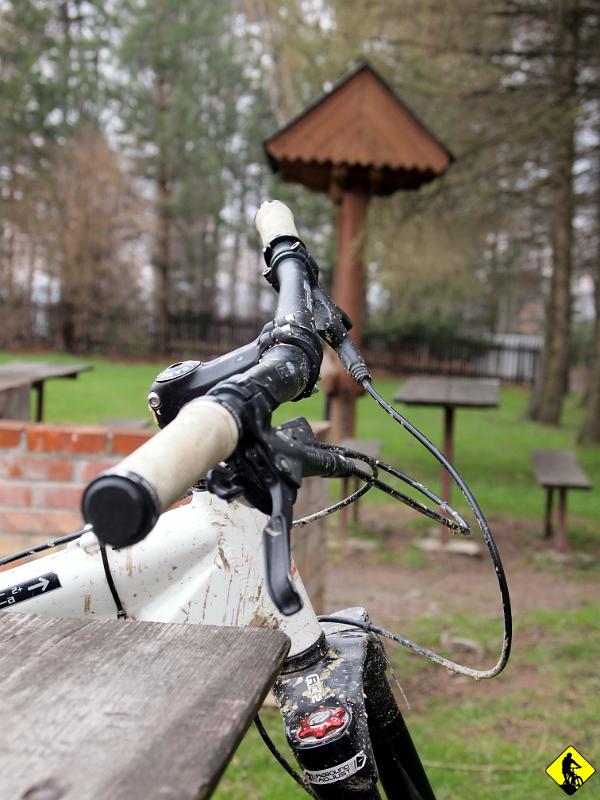 9.jpg - Jak tylko herbata się wypiła (sama :) to zrobiło się zimniej i mój towarzysz zaczął przebierać nogami… to ruszyliśmy dalej. Jak widzicie minimalizm na kierownicy to podstawa rowerowej turystyki :) Po co licznik, po co pulsometr, BA po co manetka przedniej przerzutki :)