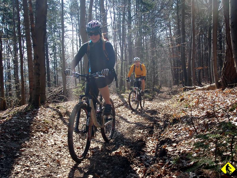 P4250885.jpg - Z Myślenic jedziemy wzdłuż zakopianki do Pcimia i tam wbijamy się na żółty szlak Pasma Koskowej Góry, którym będziemy cisnąć, aż do samej Koskowej. Poranek brutalnie zimny, na godziny południowe prognozy przewidują ok. 20st. Kiedy doczekamy się takiej temperatury już o 9tej rano? :)