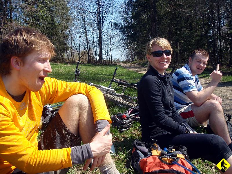 P4250932.jpg - I mówimy, że zostało jakieś 4km to auta :) co oczywiście nie jest prawdą, bo zostało ok. 12km, ale grunt to odpowiednie podejście psychologiczne :P